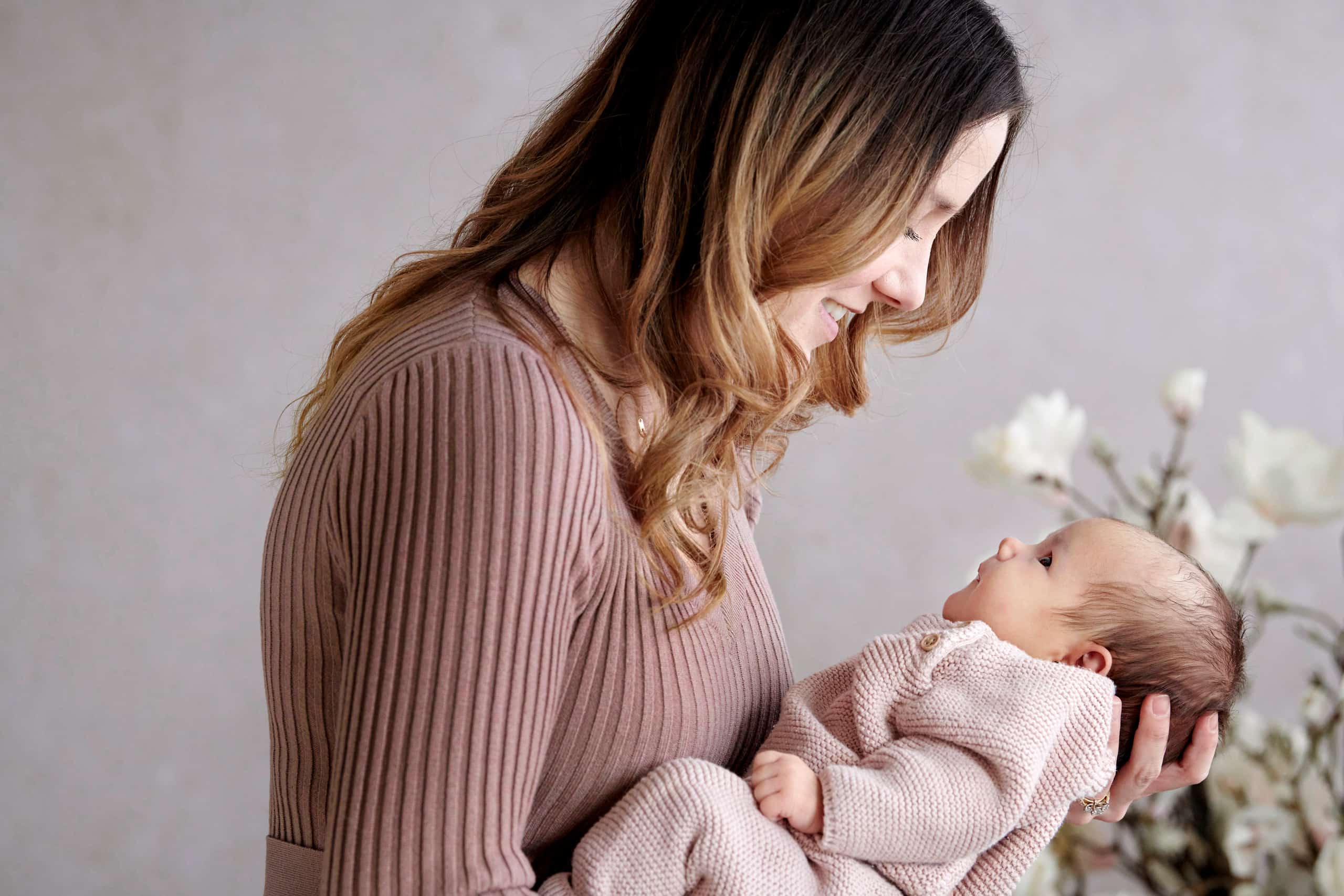 pittsburgh-newborn-portraits-mama-holding-baby