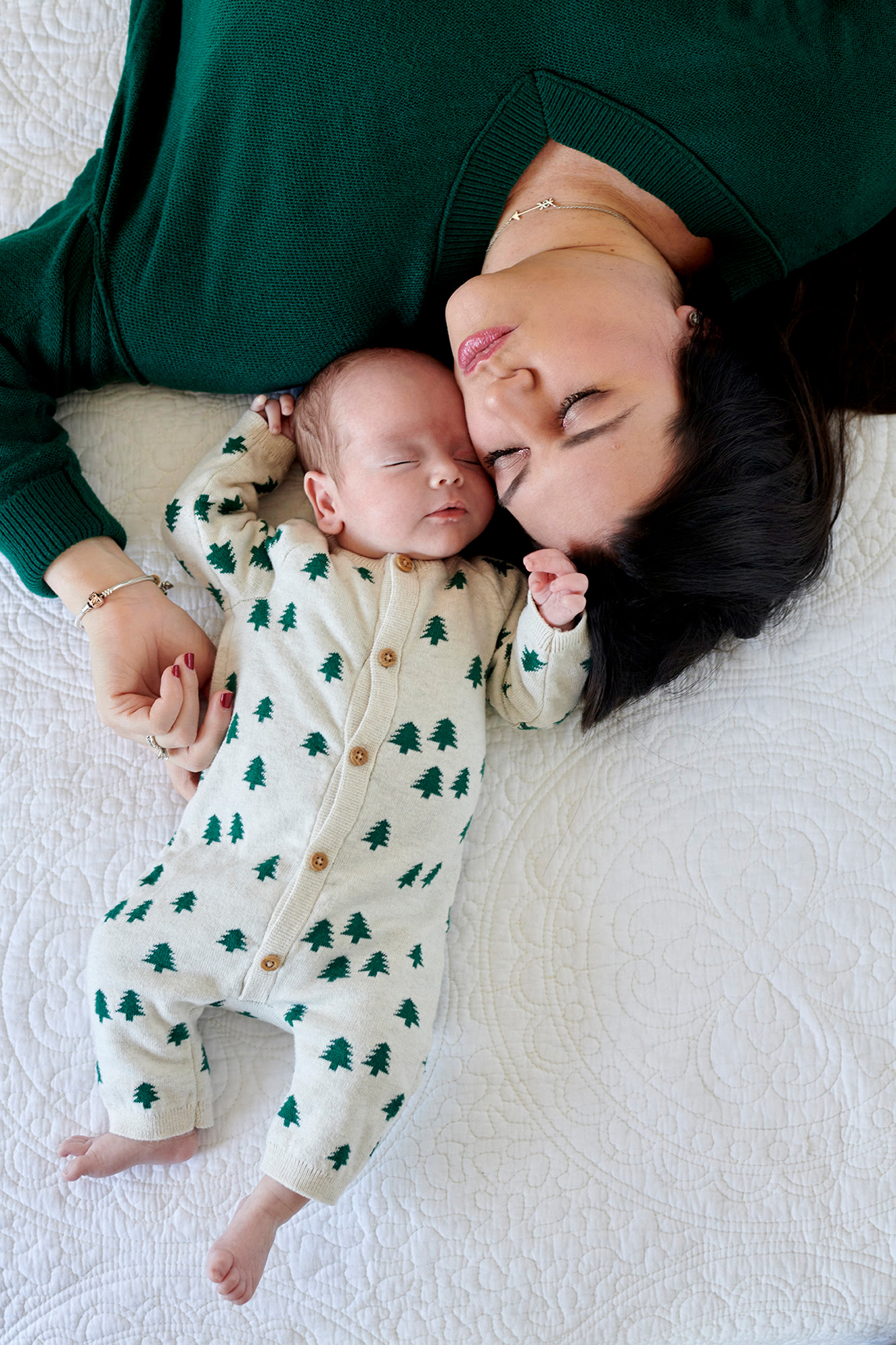 pittsburgh-newborn-portraits-mama-holding-baby